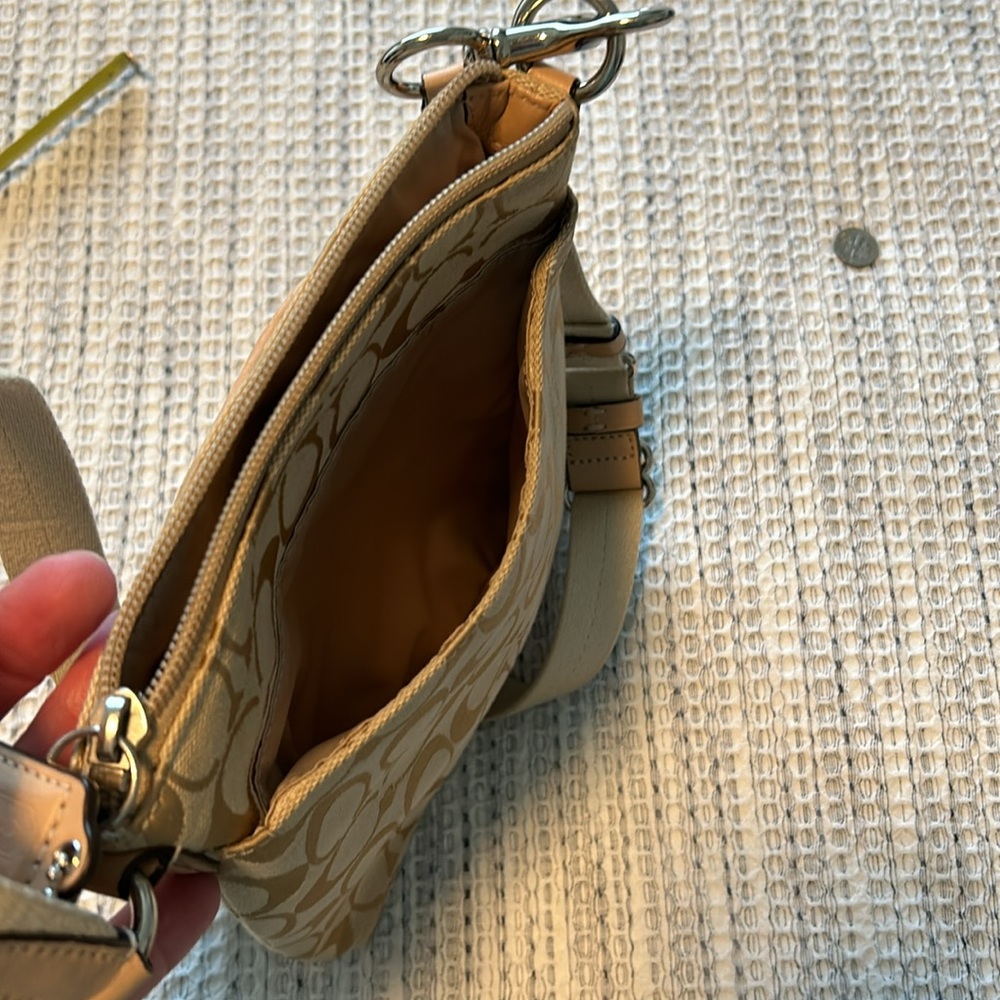 Small vintage Coach crossbody. - Picture 4 of 10